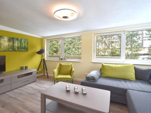 - un salon avec un canapé et une table dans l'établissement Apartment with private terrace, à Friedrichshöhe