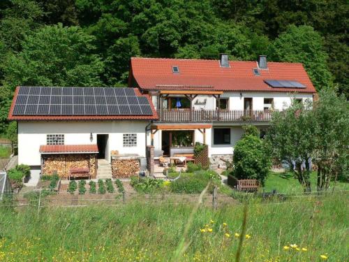 dom z panelami słonecznymi na górze w obiekcie Quiet holiday home with terrace w mieście Korbach