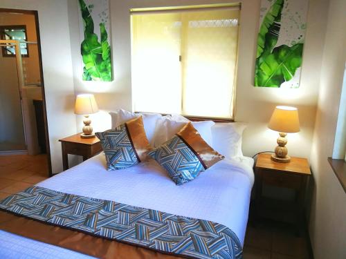 Ein Bett oder Betten in einem Zimmer der Unterkunft Poppy's on the Lagoon