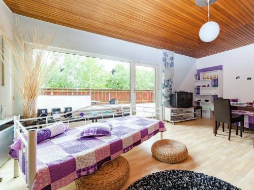 sala de estar con cama y ventana grande en Dog friendly holiday home in Hesse with garden, en Bad Zwesten