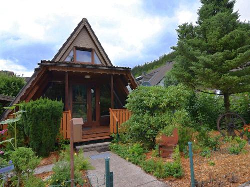Cabaña pequeña con porche en un jardín en Cosy holiday home with garden in the Sauerland, en Medebach