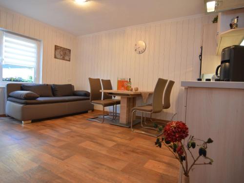 - un salon avec un canapé et une table dans l'établissement Modern holiday home idyllic setting with terrace, à Medebach