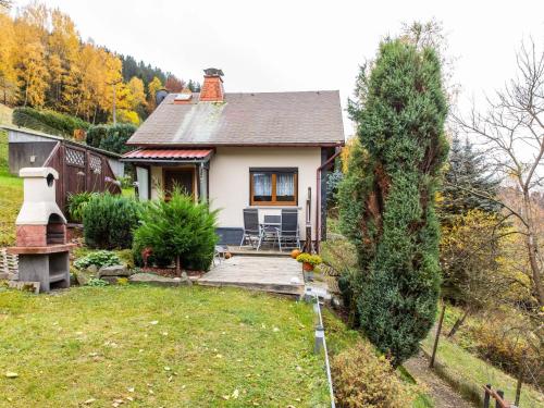 a small white house with a yard at Attractive holiday home in Sch nbrunn with garden in Schönbrunn