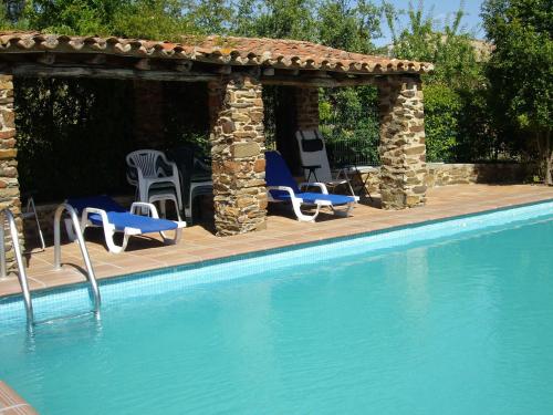 Comfy Farmhouse in Valencia de Alc ntara with Poolの敷地内または近くにあるプール