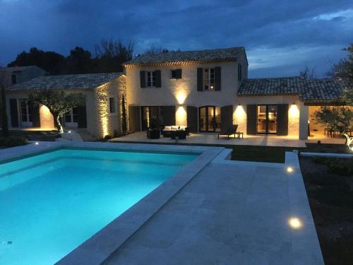 EyraguesにあるBeautiful villa with pool near St Remy de Provenceの夜間のスイミングプール付きのヴィラ