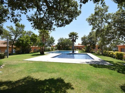 - une piscine au milieu d'une cour dans l'établissement Belvilla by OYO Mirador Mas Nou, à Castillo de Aro