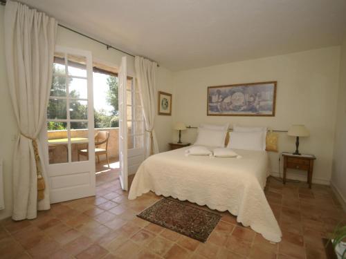 une chambre avec un lit avec deux oreillers dessus dans l'établissement Villa in Saint-Paul-de-Vence with Pool Views, à Saint-Paul-de-Vence