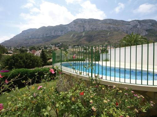 デニアにあるEnchanting villa in Denia Spain with private pool 2 km from the beachの山々を背景にしたスイミングプールの景色を望めます。