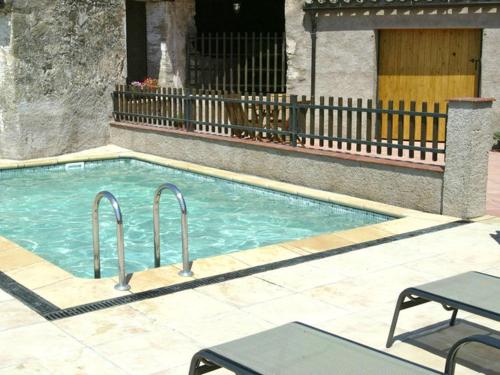 una piscina con dos barras de metal en un edificio en Luxurious Cottage with Swimming Pool in Catalonia, en Castellfullit del Boix