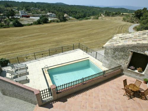 een zwembad bovenop een huis met een veld bij Luxurious Cottage with Swimming Pool in Catalonia in Castellfullit del Boix
