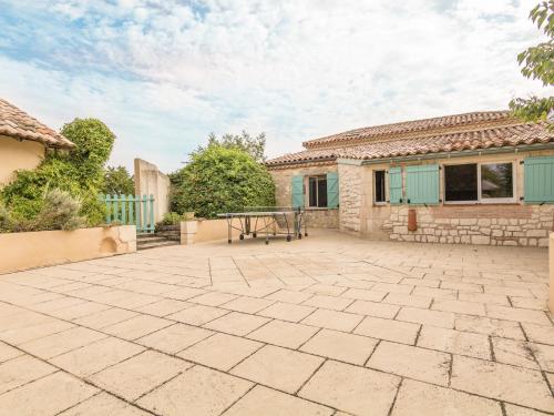 un patio frente a una casa en Villa in Saint Nexans with Private Heated Pool, en Saint-Nexans