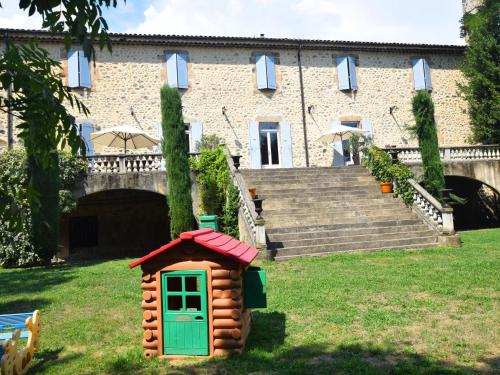 FabrasにあるHoliday Home in Ardèche with Pool & Gardenの建物の前の芝生にある小さな犬小屋
