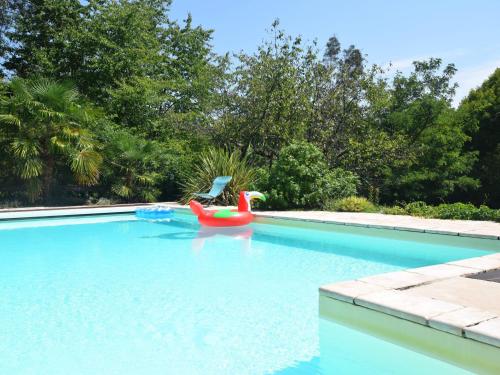 FabrasにあるHoliday Home in Ardèche with Pool & Gardenの水中のインフレータブル玩具付きのスイミングプール