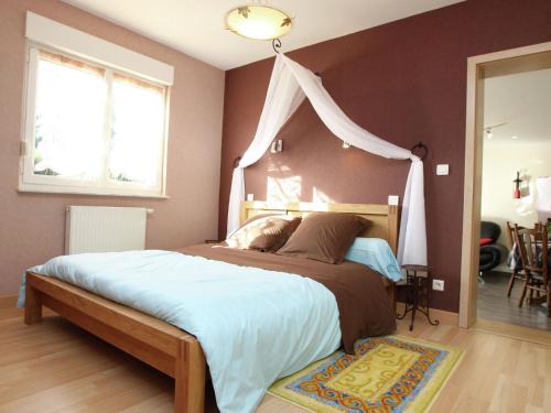une chambre avec un grand lit à baldaquin dans l'établissement Gite in Vosges with Pool and Hiking Trails, à Phalsbourg