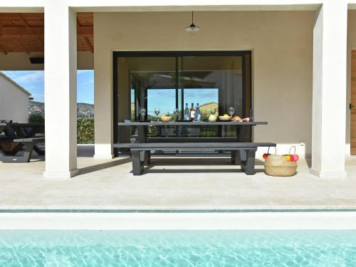 マロセーヌにあるLuxury Villa in Malauc ne with Private Swimming Poolのプールから家の景色を望めます。