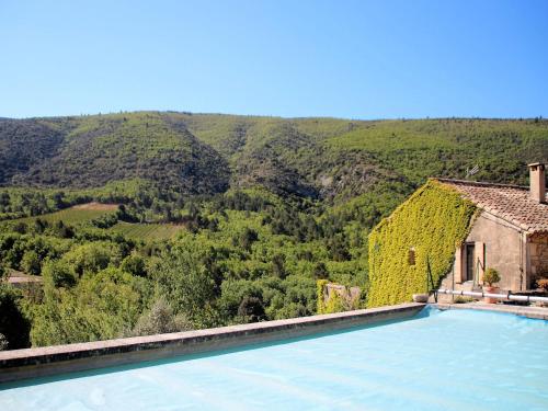 una piscina con vistas a la montaña en Stylish house with heated pool in Lacoste, en Lacoste