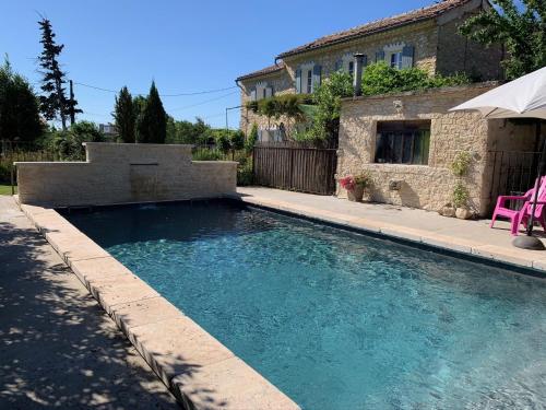 ein Pool vor einem Haus in der Unterkunft Superb holiday flat with private pool in Carpentras