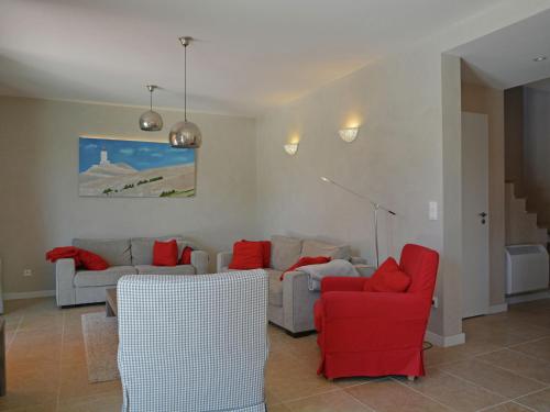 sala de estar con sofá y 2 sillas en Luxury villa with private swimming pool, en Malaucène