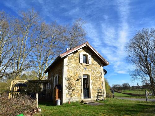ein kleines Steinhaus auf einem Grasfeld in der Unterkunft Cosy holiday home in Montaron with garden in Montaron