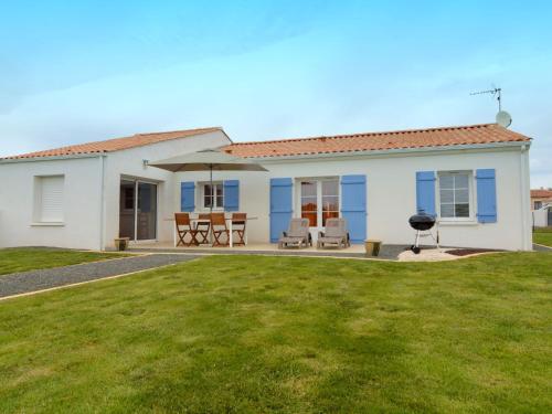 Modern holiday home with a garden near the beach