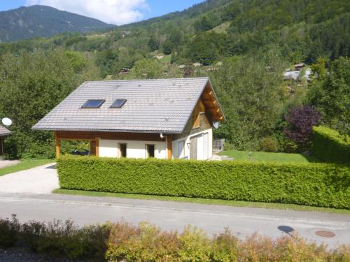 una casa con paneles solares en el techo en Spacious chalet near the ski area, en Saint-Jean-dʼAulps