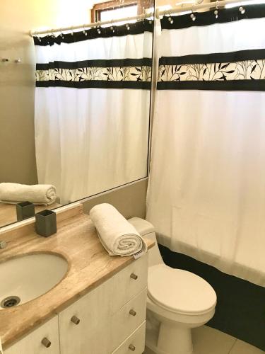 Phòng tắm tại Departamento Jardín del Mar