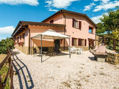 an external view of a house with an umbrella at Agrotourismus im Apennin mit berdachtem Pool und Whirlpool in Apecchio