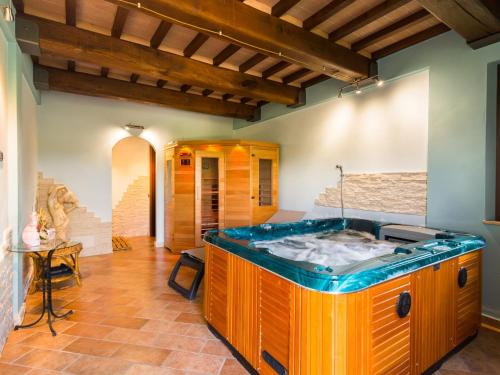 un ampio bagno con vasca idromassaggio in una camera di Belvilla by OYO Il Leccio a Perugia