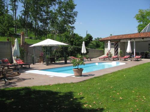 Πισίνα στο ή κοντά στο Mansion in Langhe with Pool and Winery Charm