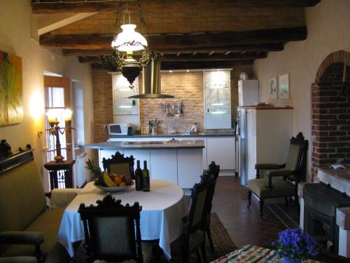 Η κουζίνα ή μικρή κουζίνα στο Mansion in Langhe with Pool and Winery Charm
