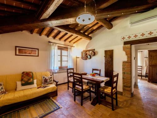 Χώρος καθιστικού στο Scenic Farmhouse with Pool