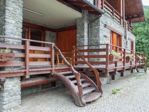 eine Holztreppe an der Seite eines Gebäudes in der Unterkunft Belvilla by OYO Chalet Antey Grande Diciotto in Antey-Saint-André