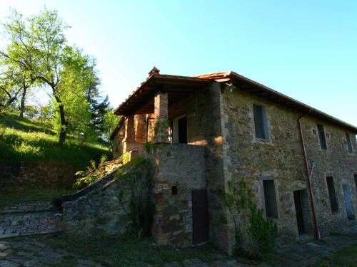 ein altes Steinhaus mitten auf einem Feld in der Unterkunft Belvilla by OYO Nespolo Uno in Magione