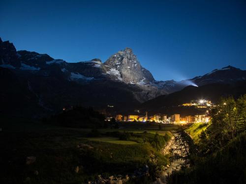 Pemandangan gunung umum atau pemandangan gunung yang diambil dari apartmen
