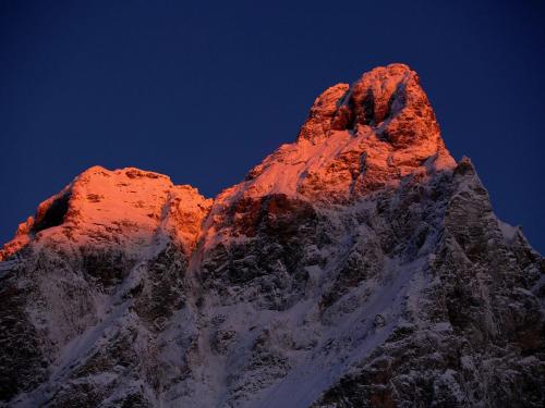 Pemandangan gunung umum atau pemandangan gunung yang diambil dari apartmen