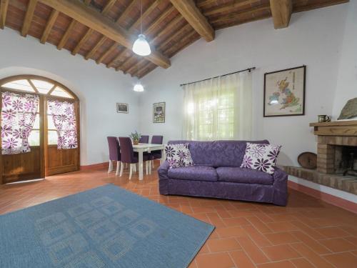 sala de estar con sofá púrpura y mesa en Belvilla by OYO Mulinomanzi, en Rosignano Marittimo