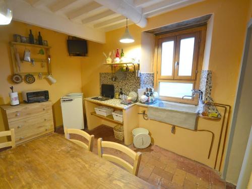 una piccola cucina con lavandino e bancone di Belvilla by OYO characteristic Tuscan flat a Lucchio