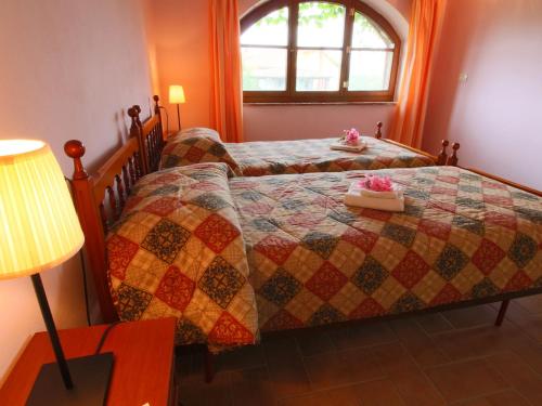 a bedroom with two twin beds and a lamp at Belvilla by Oyo Sorano in Sorano