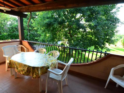 un portico con tavolo e sedie sul balcone di Belvilla by OYO Serena a Marina di Massa