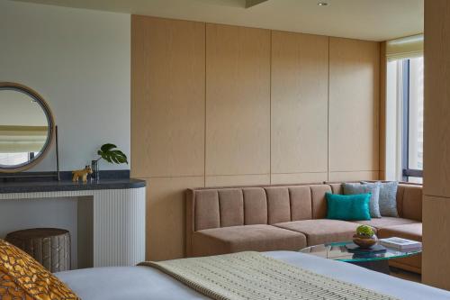 Χώρος καθιστικού στο Kimpton Shinjuku Tokyo by IHG