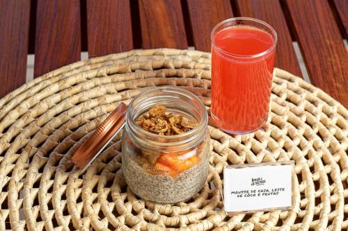 een mand met een pot met eten en een drankje bij Kauli Seadi Beach Hotel in São Miguel do Gostoso