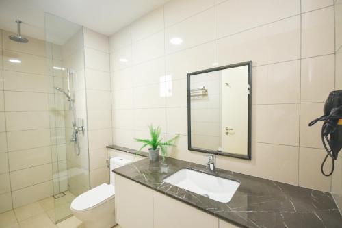 La salle de bains est pourvue d'un lavabo, de toilettes et d'un miroir. dans l'établissement Bukit Jalil Luxury Suite by NestHome [Pavilion Bukit Jalil], à Kuala Lumpur