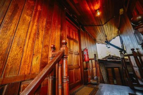 eine Treppe in einem Zimmer mit Holzwänden in der Unterkunft Perak Agrotourism Resort in Tanjung Tualang