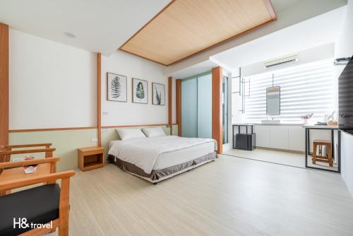 1 dormitorio con cama y lavamanos en Taitung Spring Homestay B&B, en Taitung