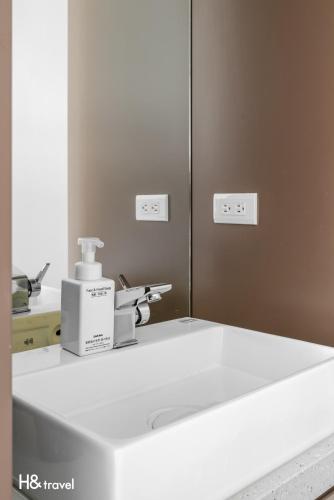 a bathroom with a white sink and a mirror at Taitung Spring Homestay B&B in Taitung City