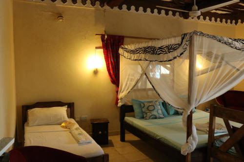 Säng eller sängar i ett rum på Room in Guest room - A wonderful Beach property in Diani Beach Kenya