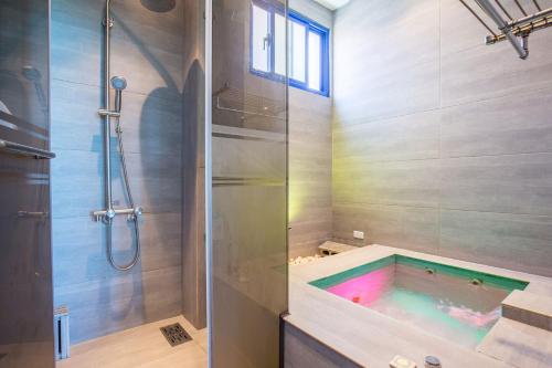 a bathroom with a swimming pool in a shower at 地中海海景包棟-無邊際泳池 家庭出遊 朋友聚會 生態體驗 推薦包棟首選 in Xiaoliuqiu