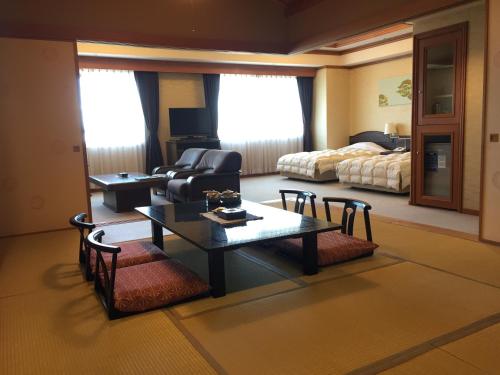 un salon avec un canapé et une table basse dans l'établissement Heiseikan Kaiyotei, à Hakodate