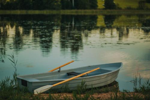 a row boat sitting on the shore of a lake at Glamping DiDille in Drusti