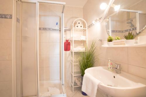 a bathroom with a shower and a sink at Lieblingsplatz in Ofterschwang
